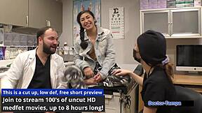 Ο Δρ. Tampa διεξάγει λεπτομερή ιατρική εξέταση εισόδου στη Jasmine Rose στο Πανεπιστήμιο Tampa