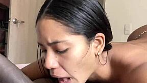 Jsem na videohovoru s manželem, zatímco se oddávám milenci v amatérském páru