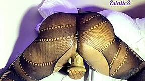 Krásná dívka v prádle se rozježí a masturbuje s hračkami