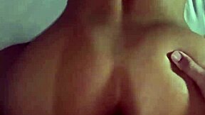 Zelo uživa v velikem kurcu v pozi psa