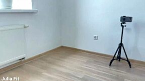 Chica pecaminosa en medias negras provocando coño mojado