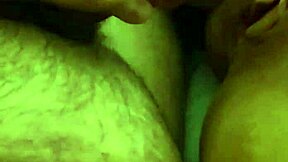 Amaterska žena vzame melatonin, sosed pa uživa v njeni obriti pički iz bližine