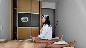 Jeg runker foran rengjøringsdama på hotellet