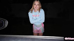 Becky Summers Deja que Extraño Controle su Coño Mojado