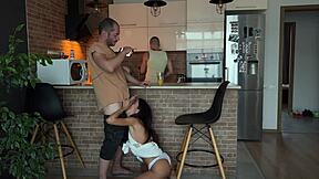 Neverná žena podvádzala priamo za chrbtom cuckolda a potom pobozkala svojho manžela s perami pokrytými spermou -2 57