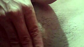 Ta mala kurva sa malim sisama izlazi na ulicu u šortsu bez gaćica, vidi kako joj je pička dlakava.