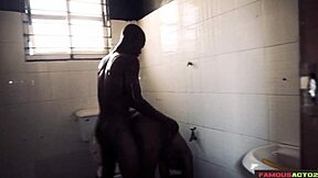 Reunión del Viernes Bueno con el Chico de al Lado y Amigos en el Baño