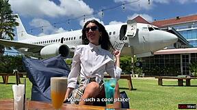 Ζήτησα φωτογραφία στην παραλία από έναν ξένο, και με γάμησε στο ξενοδοχείο.