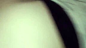 차 안에서 블랙 불이 매혹적인 레이를 지배해! 정말 야한 라이드!