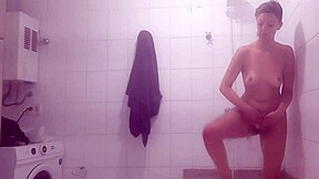 Žena sa kúpe v sprche, nevedomky nahrávaná manželovou kamerou