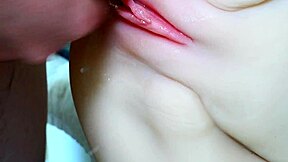 Spre beina hennes vidt for intens fucking med leker