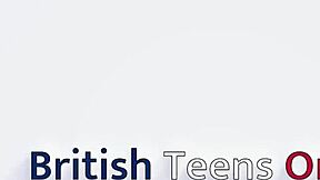 Blonde britische Studentin masturbiert zu Hause