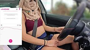 Barátom filmez, ahogy vezetek, míg egy rajongó távolról irányítja a lovense vibrátoromat, intenzív orgazmusig