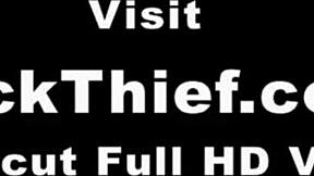 Cambrioleur surpris subit un interrogatoire avancé : pipe et levrette punition par le garde de sécurité