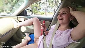 Mlada 18+ punca škropi v mojem avtu, potem pa mi spet piša po obrazu.