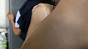 Pervertný nevlastný otec pokryje semenom chudú nevlastnú dcéru v školskom uniforme po hodinách