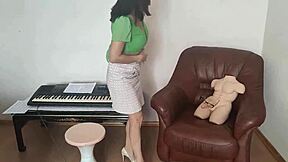 Stroga učiteljica napušta čas muzike za seks s tantaly lutkom i mojim kurcem