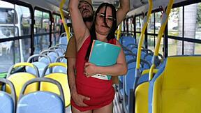 Étudiante coincée et prise dans le bus en public