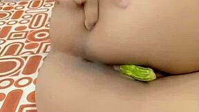 सब्जी गहरी गांड में डाली जाती है इंटेंस फकिंग और मोनिंग के साथ