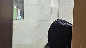 מרגל אחר החדרנית הטעימה שלי שמתלבשת, הולכת לשירותים ומתקלחת