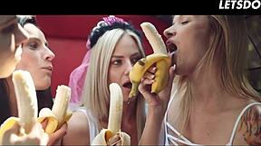 Sexy Mädchen haben lesbischen Sex im Auto statt Party